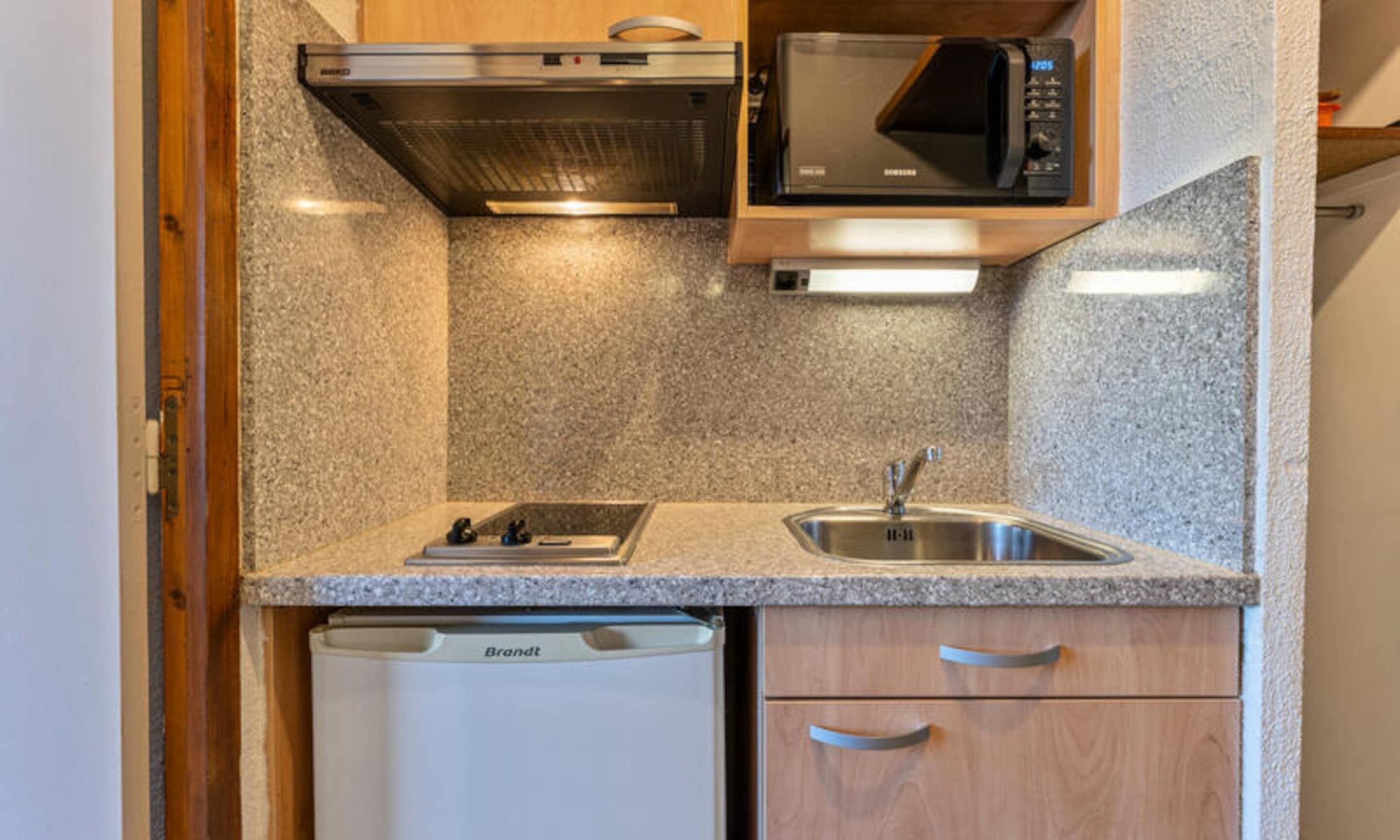 Microwave, cookware/dishes/utensils