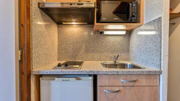 Microwave, cookware/dishes/utensils