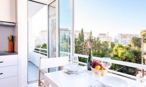Outdoor dining - 2-room Apartment in a Quiet Location Near Cannes City Center (Cannes)