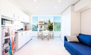 Living area - 2-room Apartment in a Quiet Location Near Cannes City Center (Cannes)