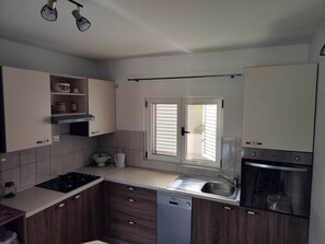 Kühlschrank, Ofen, Herdplatte, Geschirrspüler