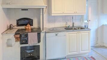 Fridge, stovetop, dishwasher, coffee/tea maker