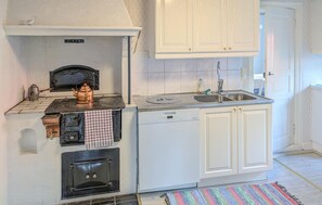 ثلاجة، موقد طهي مسطح، غسالة أطباق، ماكينة لصنع القهوة/الشاي