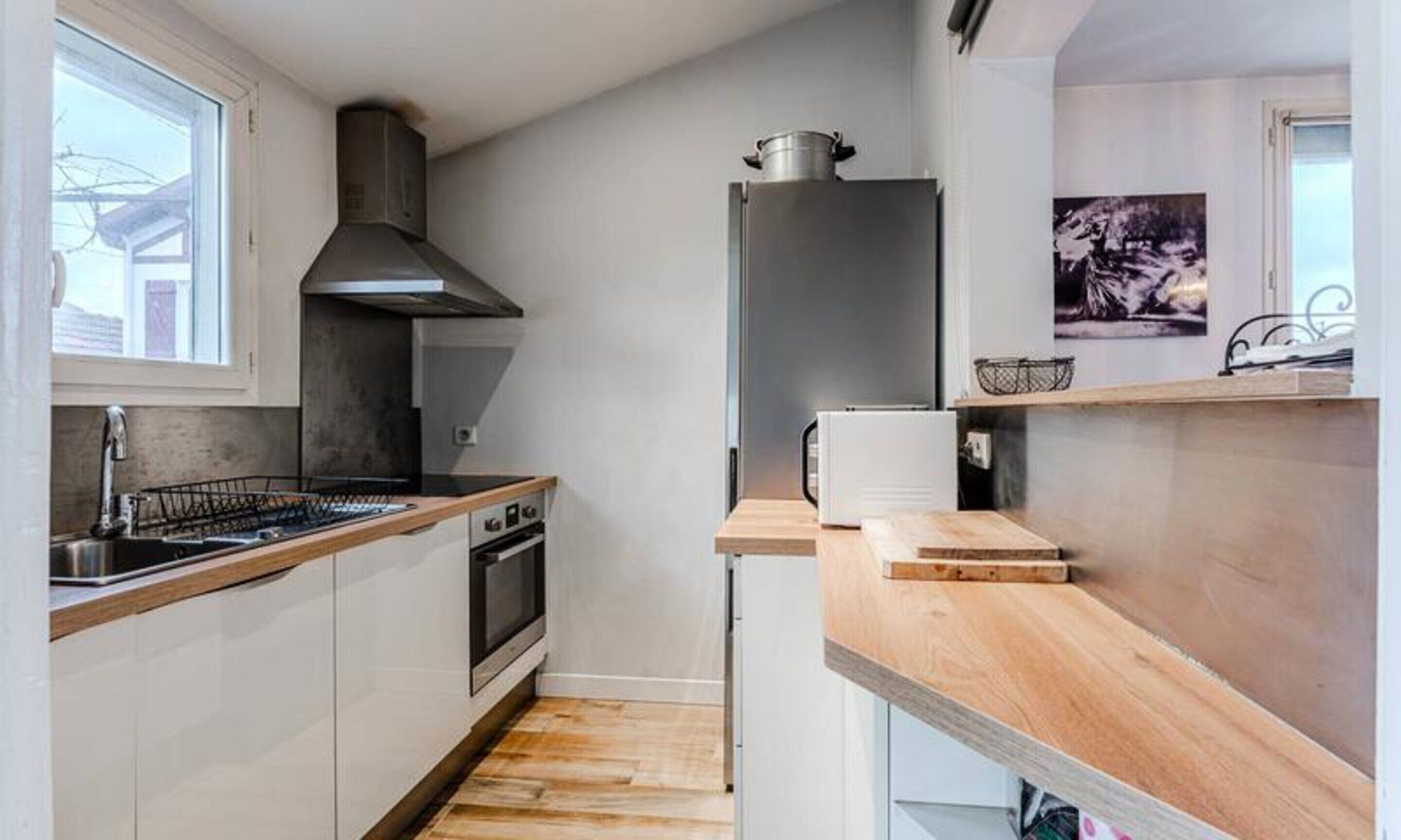 Lò vi sóng, lò nướng, máy rửa bát, dụng cụ nấu nướng/bát dĩa/dao nĩa 