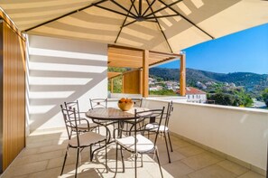 Outdoor dining - Apartment Lula - Superior Two-bedroom Apartment With Balcony and Sea View (Dubrovnik)