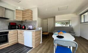 Fridge, microwave, oven, coffee/tea maker - Apartments for 4 People (Le Grau-Du-Roi)