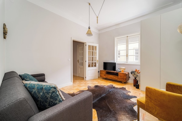 32-inch LCD TV with cable channels - Nomad's By Sta Catarina Flats - Moments (Porto)