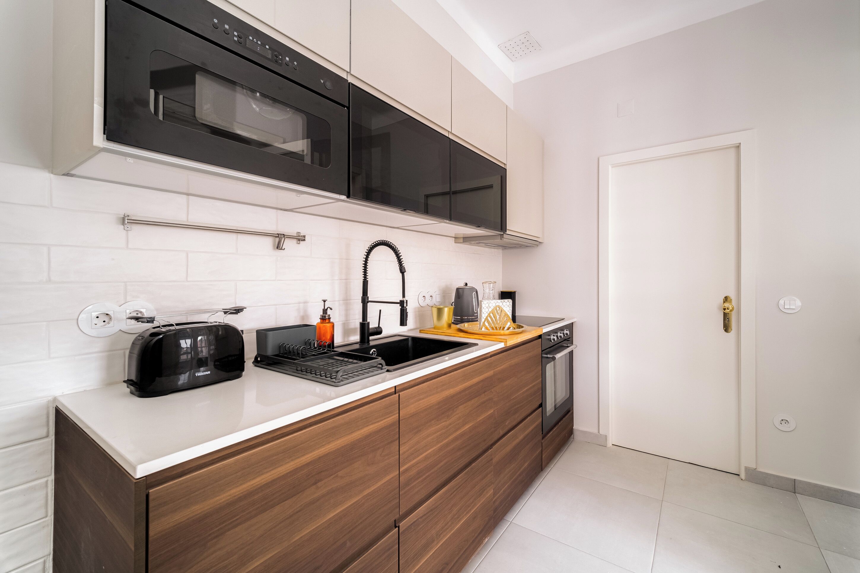 Geladeira, micro-ondas, fogão, cooktop