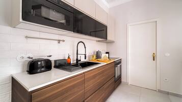 Geladeira, micro-ondas, fogão, cooktop