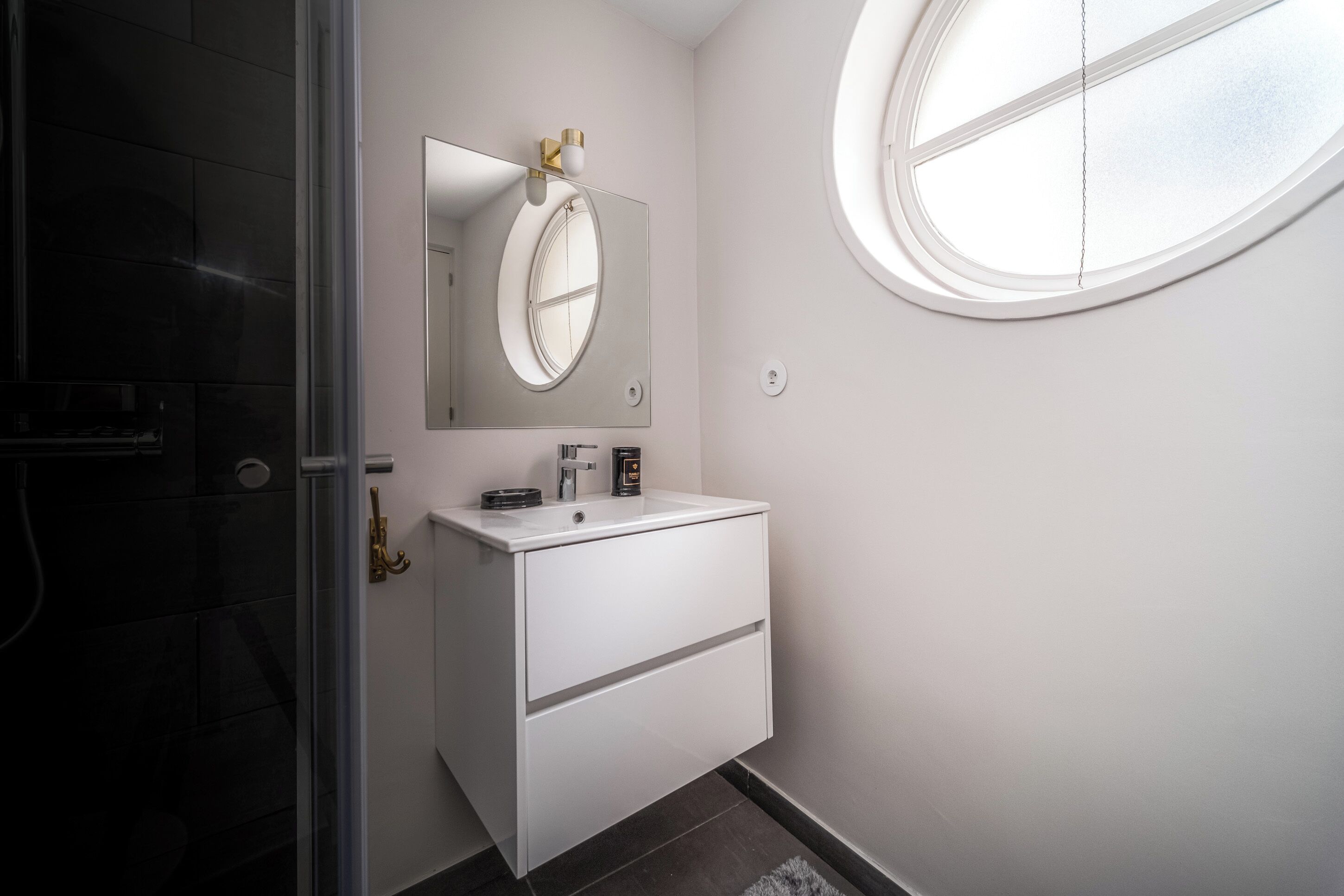 Secador de cabelo, toalhas de banho, papel higiênico 