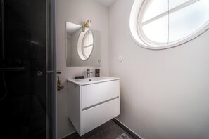 Secador de cabelo, toalhas de banho, papel higiênico 