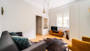 Apartamento clássico, vista para a cidade | Área de estar | TV LCD 32 polegadas com canais a cabo