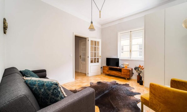 Apartamento clássico, vista para a cidade | Área de estar | TV LCD 32 polegadas com canais a cabo