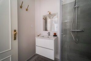 Secador de cabelo, toalhas de banho, papel higiênico 