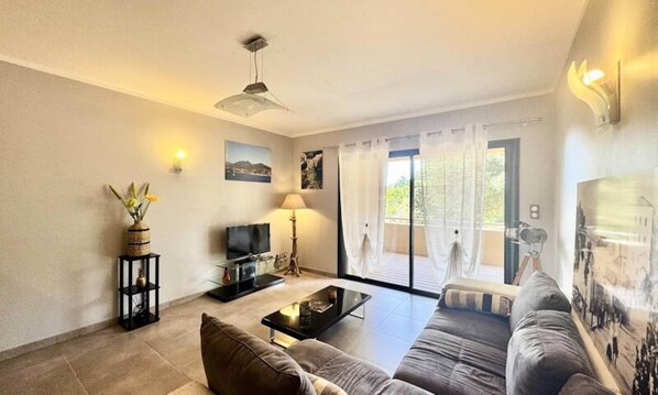 Living area - 2-room Apartment With Garden - Close to Amenities and Town Center (Propriano)