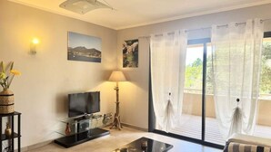 Living area - 2-room Apartment With Garden - Close to Amenities and Town Center (Propriano)