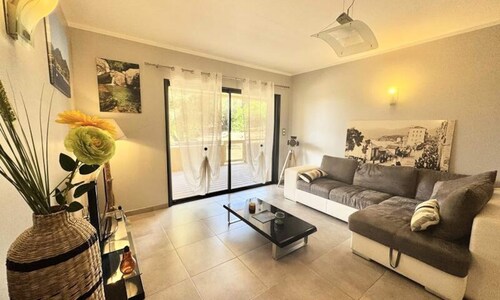 2-room Apartment With Garden - Close to Amenities and Town Center