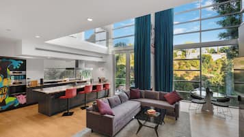 Una televisión, una chimenea