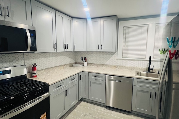 Een koelkast, een microgolfoven, een oven, een kookplaat