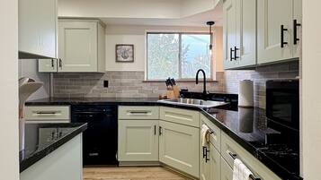 Een koelkast, een magnetron, een oven, een kookplaat