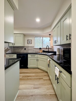 Een koelkast, een magnetron, een oven, een kookplaat