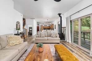 Smart TV, table tennis - Pool Table, Ping Pong, Arcade Games! King Suite! Near Yosemite! (Oakhurst)