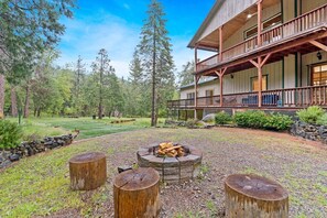 Property grounds - Pool Table, Ping Pong, Arcade Games! King Suite! Near Yosemite! (Oakhurst)