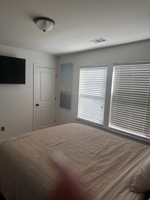 3 عدّة غرف نوم ومكواة/لوح كي وواي فاي وملاءات أسرّة