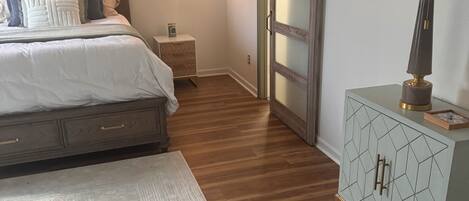 3 habitaciones, tabla de planchar con plancha, wifi y ropa de cama