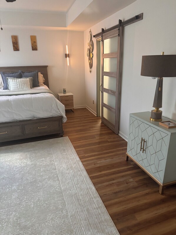 3 slaapkamers, een strijkplank/strijkijzer, wifi, beddengoed