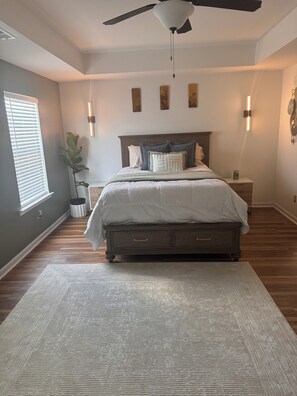 3 habitaciones, tabla de planchar con plancha, wifi y ropa de cama 