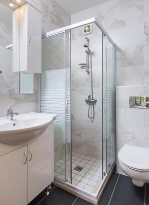 Apartment | Badezimmer | Dusche