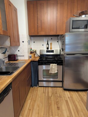 Fridge, microwave, oven, stovetop - Convenient 2-bedroom lower duplex close to downtown (Minneapolis)