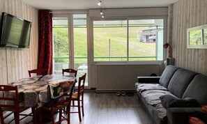 Living area - Apartment in Pyrenees Near Ski Slopes (Eaux-Bonnes)