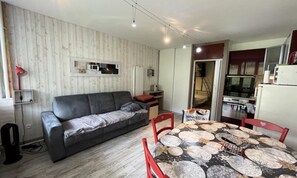 Living area - Apartment in Pyrenees Near Ski Slopes (Eaux-Bonnes)