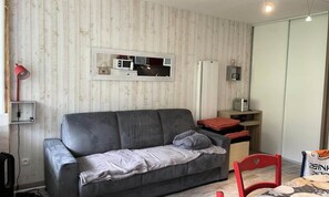Living area - Apartment in Pyrenees Near Ski Slopes (Eaux-Bonnes)