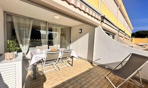 Outdoor dining - Apartments for 4 People (Le Grau-Du-Roi)
