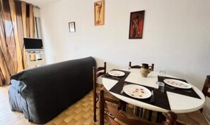 Dining - One-bedroom Apartment With sea View in Grau du Roi (Le Grau-Du-Roi)