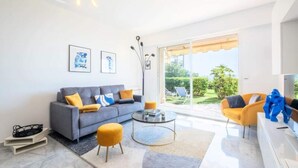 Living area - Apartment in Cannes With Sea View Garden (Cannes)