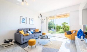 Living area - Apartment in Cannes With Sea View Garden (Cannes)