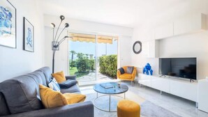 Living area - Apartment in Cannes With Sea View Garden (Cannes)
