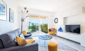 Living area - Apartment in Cannes With Sea View Garden (Cannes)