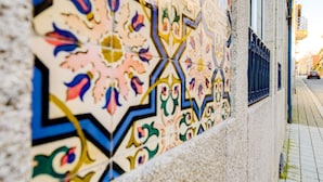 Un mur recouvert de carreaux formant des motifs géométriques complexes.