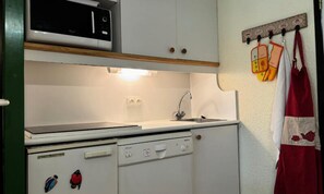 Fridge, microwave, dishwasher, coffee/tea maker - Apartment in Montchavin Near Ski Slopes (La Plagne-Tarentaise)