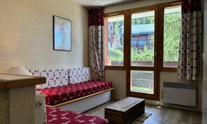 Living area - Apartment in Montchavin Near Ski Slopes (La Plagne-Tarentaise)
