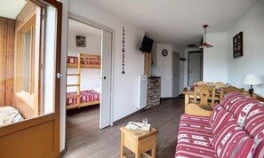 Room - Modern and Bright Apartment Close to the Slopes Balcony (Les Belleville)