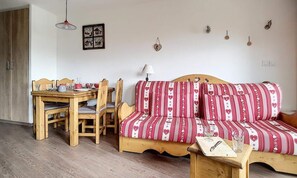 Interior - Modern and Bright Apartment Close to the Slopes Balcony (Les Belleville)