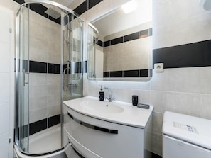 Villa | Bathroom - Villa Camellia - Two Bedroom Villa With Swimming Pool (Obrovac)