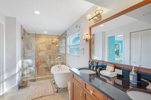 Shower, hair dryer, towels - Hangin' on Hammock – Canalfront Pool Home with Spa, Dock & Game Room Near Pine Avenue (Anna Maria)
