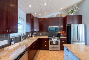 Coffee/tea maker, fridge, microwave, oven - Hangin' on Hammock – Canalfront Pool Home with Spa, Dock & Game Room Near Pine Avenue (Anna Maria)